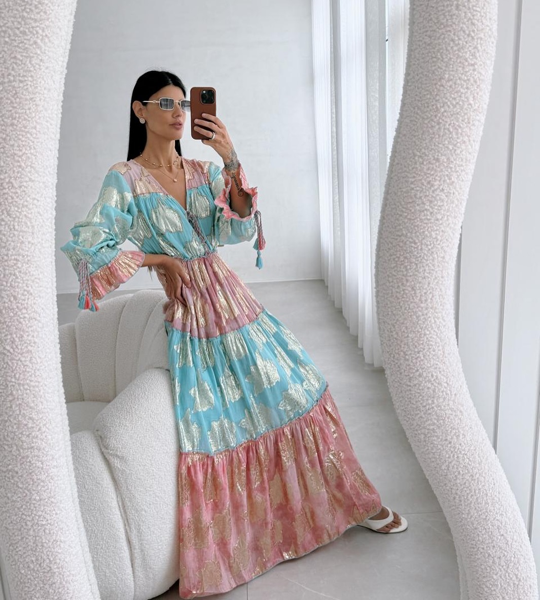 Se você pudesse vestir a leveza do verão com um toque de glamour? 💖
Com o vestido Patrícia cada movimento reflete luz, beleza e confiança!
📌 Qual cor desse mix mais te conquistou?
💙 Azul da calmaria ou
💗 Rosé do amor-próprio?