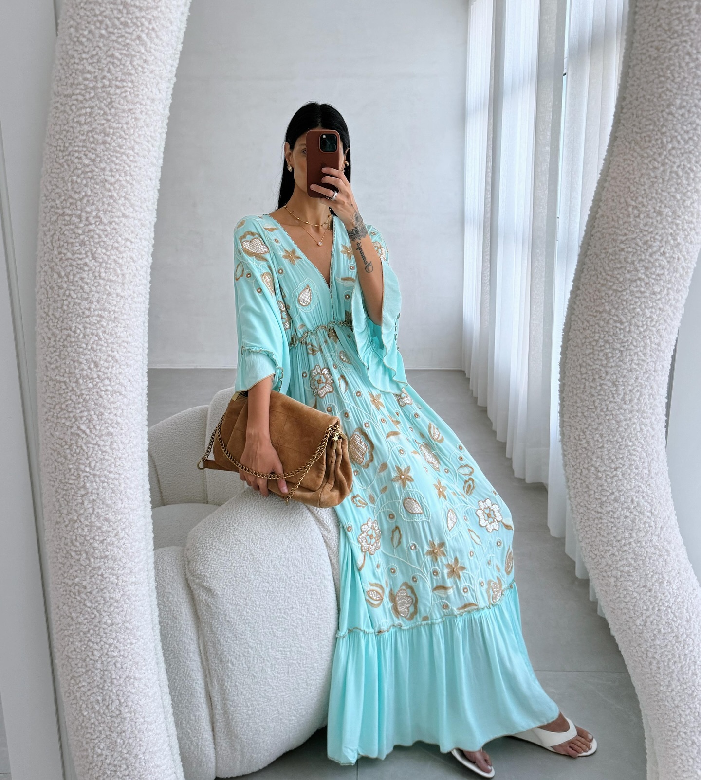 ✨A leveza que transforma qualquer momento em experiência✨
Se você ama peças que unem delicadeza + presença, nosso vestido Ariel foi feito pra você!
Com bordados exclusivos e um caimento impecável, ele traduz a elegância do verão em cada detalhe. 🌊💫