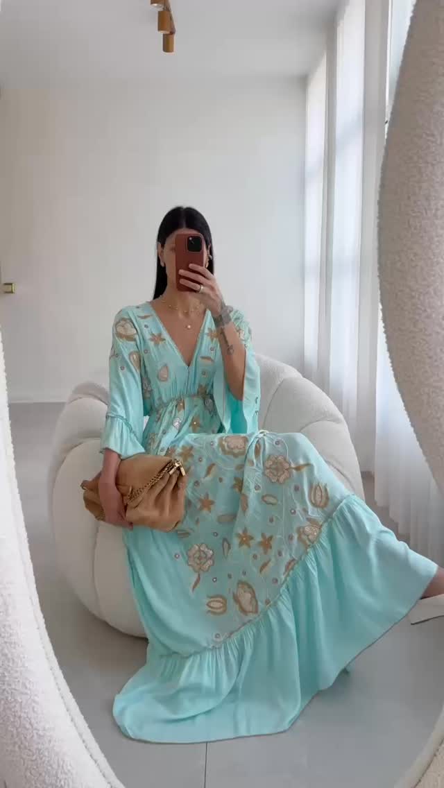 ✨A leveza que transforma qualquer momento em experiência✨
Se você ama peças que unem delicadeza + presença, nosso vestido Ariel foi feito pra você!
Com bordados exclusivos e um caimento impecável, ele traduz a elegância do verão em cada detalhe. 🌊💫