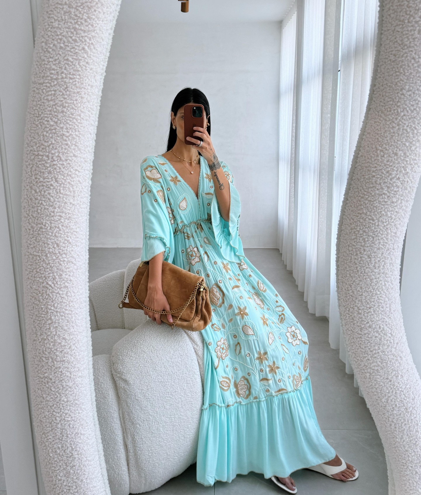 ✨A leveza que transforma qualquer momento em experiência✨
Se você ama peças que unem delicadeza + presença, nosso vestido Ariel foi feito pra você!
Com bordados exclusivos e um caimento impecável, ele traduz a elegância do verão em cada detalhe. 🌊💫