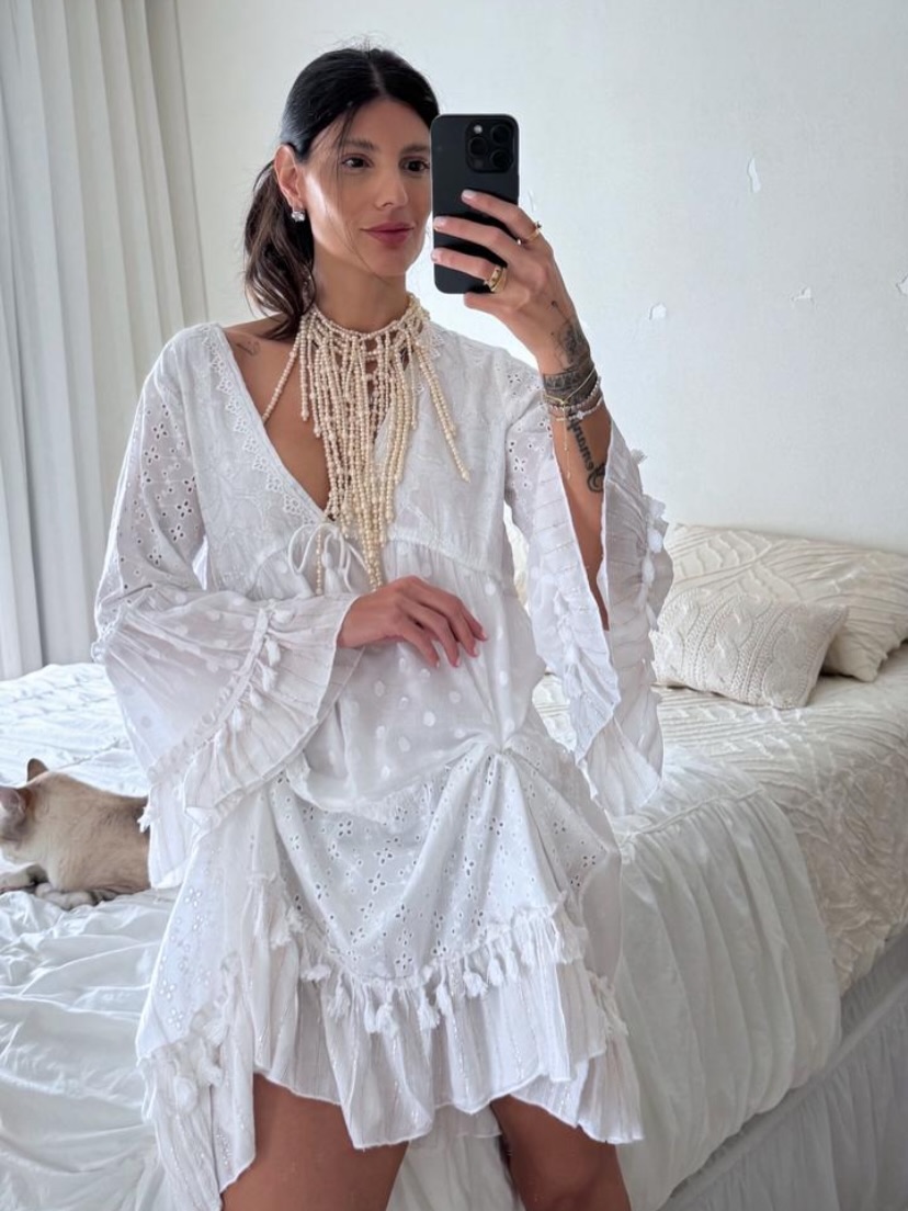 Para as apaixonadas por batas, acabamos de lançar  mais um modelo em algodão e laise de tirar o fôlego… ✨🤍 

Bata Pietra| www.ninabrand.com.br