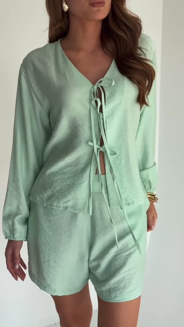 💚✨O Conjunto Laura é a escolha perfeita para mulheres modernas que buscam unir estilo, conforto e versatilidade em uma única produção. 

Com design elegante e atual, ele traz o equilíbrio ideal entre sofisticação e praticidade, sendo uma opção que transita facilmente do dia a dia casual a momentos especiais.