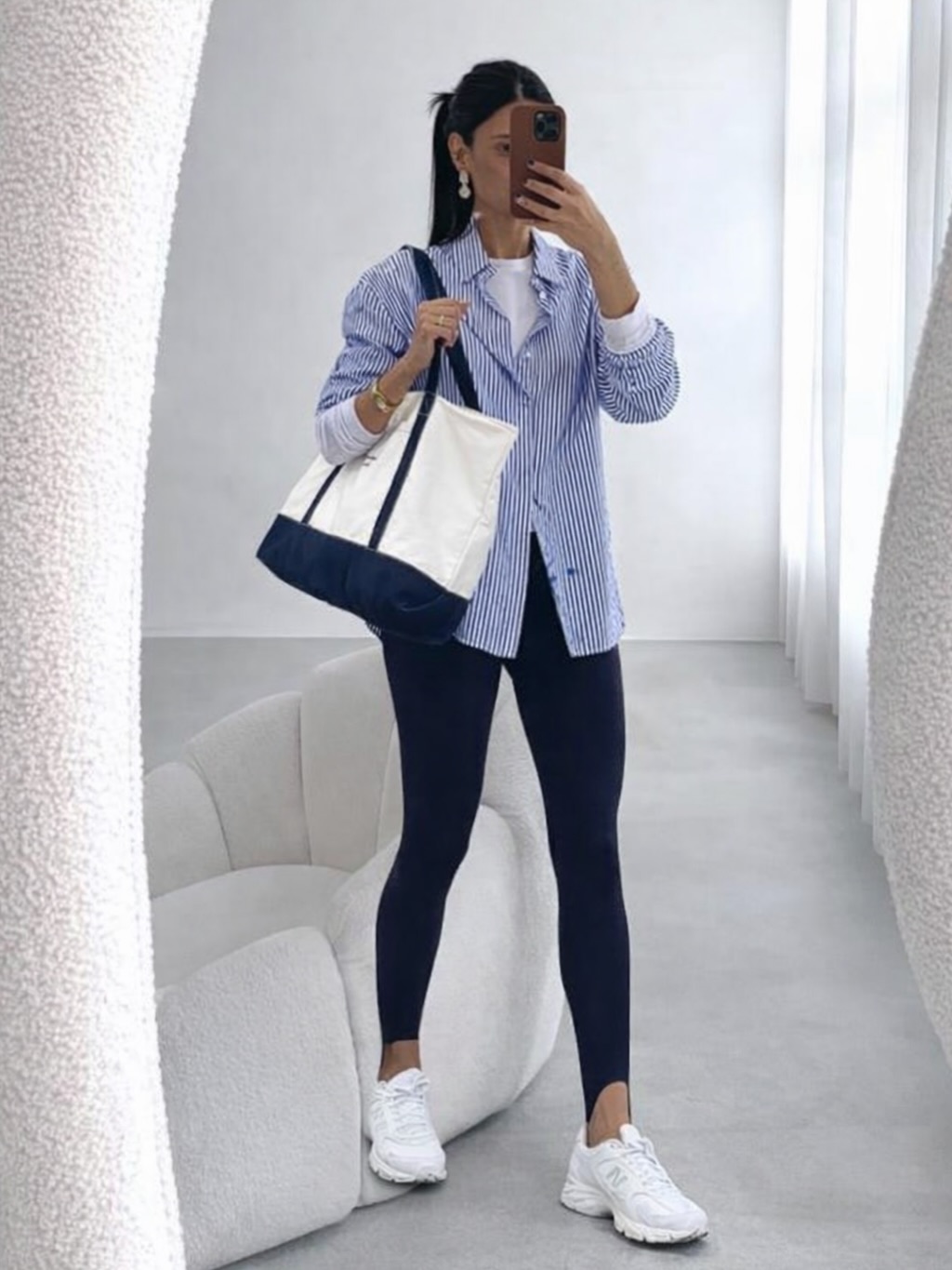 Se tem uma calça essencial no seu guarda-roupa é a legging de pezinho 👖🤍
Vai do look comfy até o mais arrumadinho, ótima para usar de camiseta ou com blazer, ela vai virar sua melhor amiga…