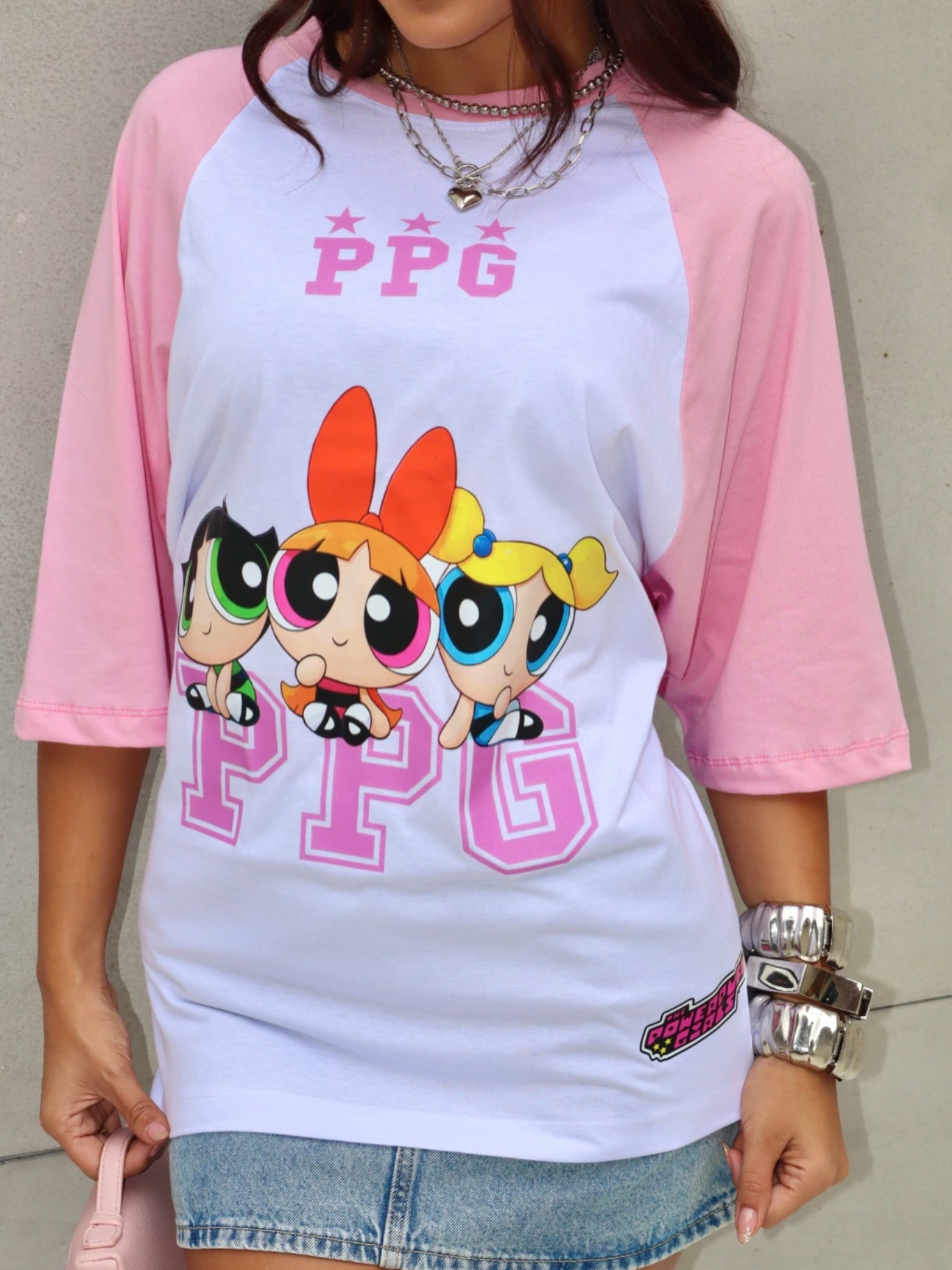 Quem lembra de correr pra frente da TV pra assistir as Meninas Superpoderosas? 💖✨

Essa camiseta PPG é puro mood: divertida, estilosa e com aquele toque nostálgico que transforma qualquer look básico em lookinho ✨ fashionista com personalidade.

Se você ama unir conforto + estilo + nostalgia… essa é SUA.

💬 Comenta “PPG” ou chama no direct para garantir a sua antes que esgote! 🚀💕
