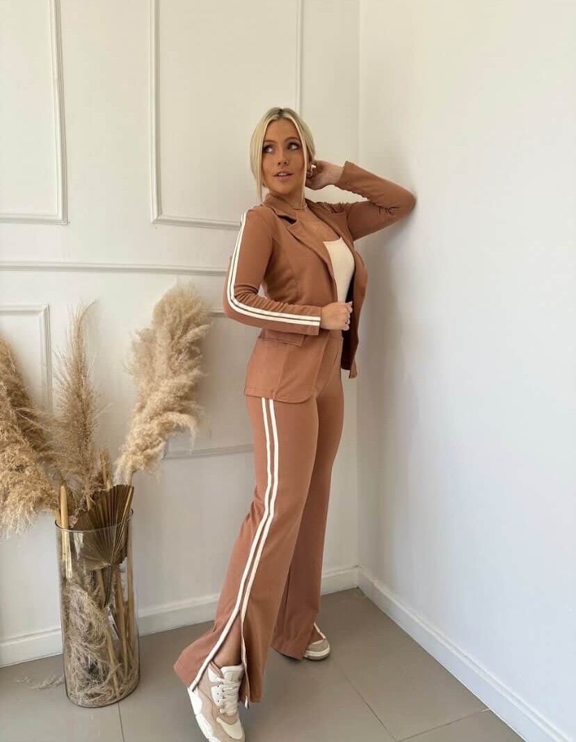 O queridinho voltou ao estoque! ✨
À 4 anos fazendo parte da nossa coleção 

Ainda não sabemos se é a modelagem ou o tecido que ganha nosso coração… mas o nosso conjunto Suzy conquista em tudo.

Arriscamos dizer: ele é simplesmente perfeito por completo ✔️

Garanta o seu antes que esgote novamente! 💖
Comente QUERO LINK 🔗