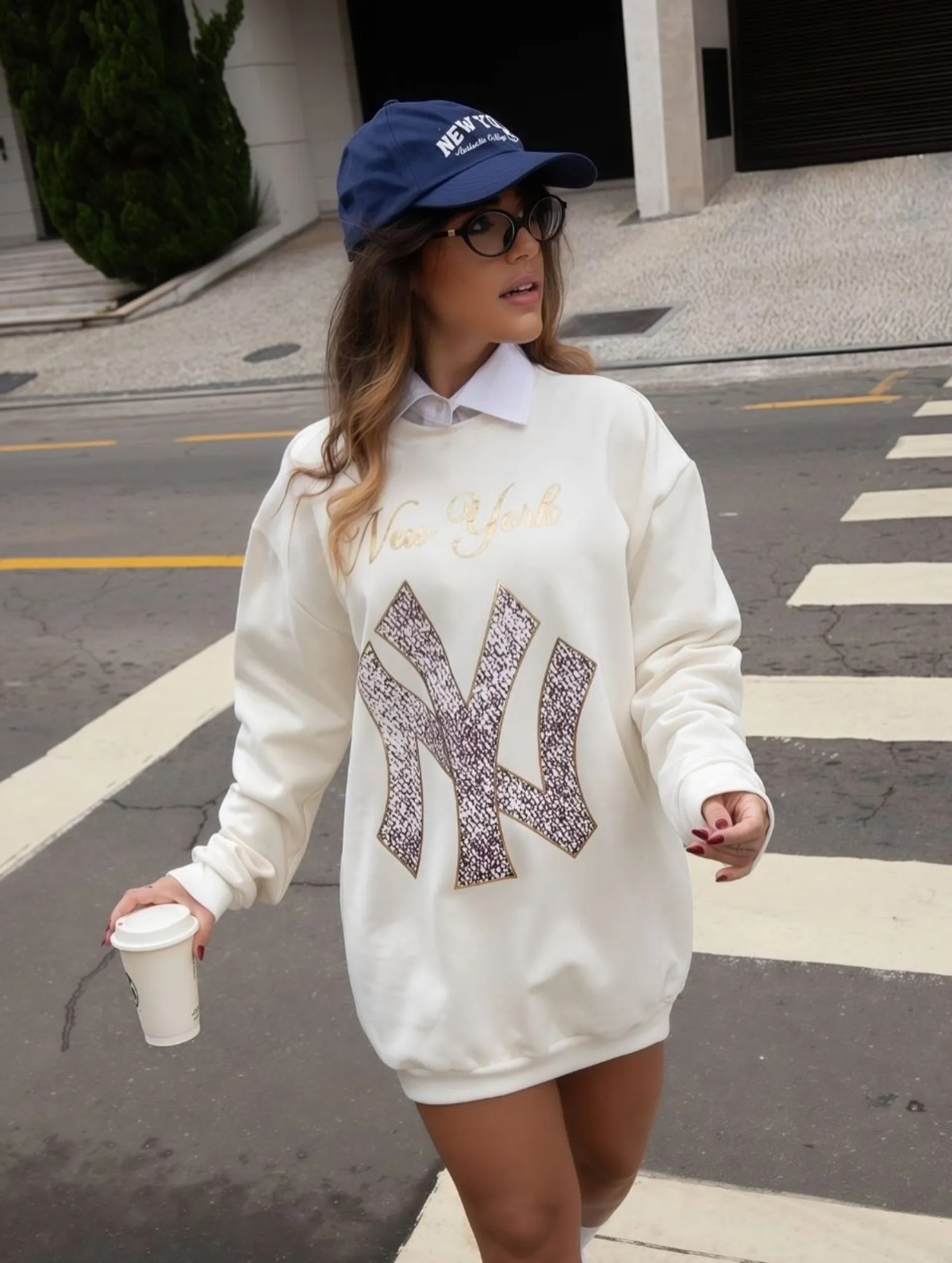 ⛄️Esfriou né ? Que tal ficar linda e quentinha no nosso moletom over New York?
Por apenas 139,99 | comente QUERO LINK 🔗