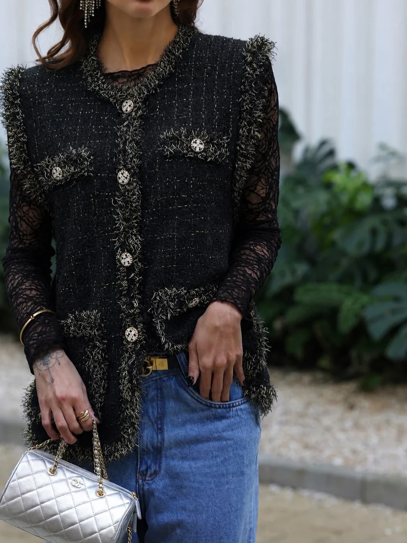 Nosso colete Chanel é para clientes elegantes e que sabem se vestir… ✨
No clássico tecido tweed que trás toda elegância para peça…