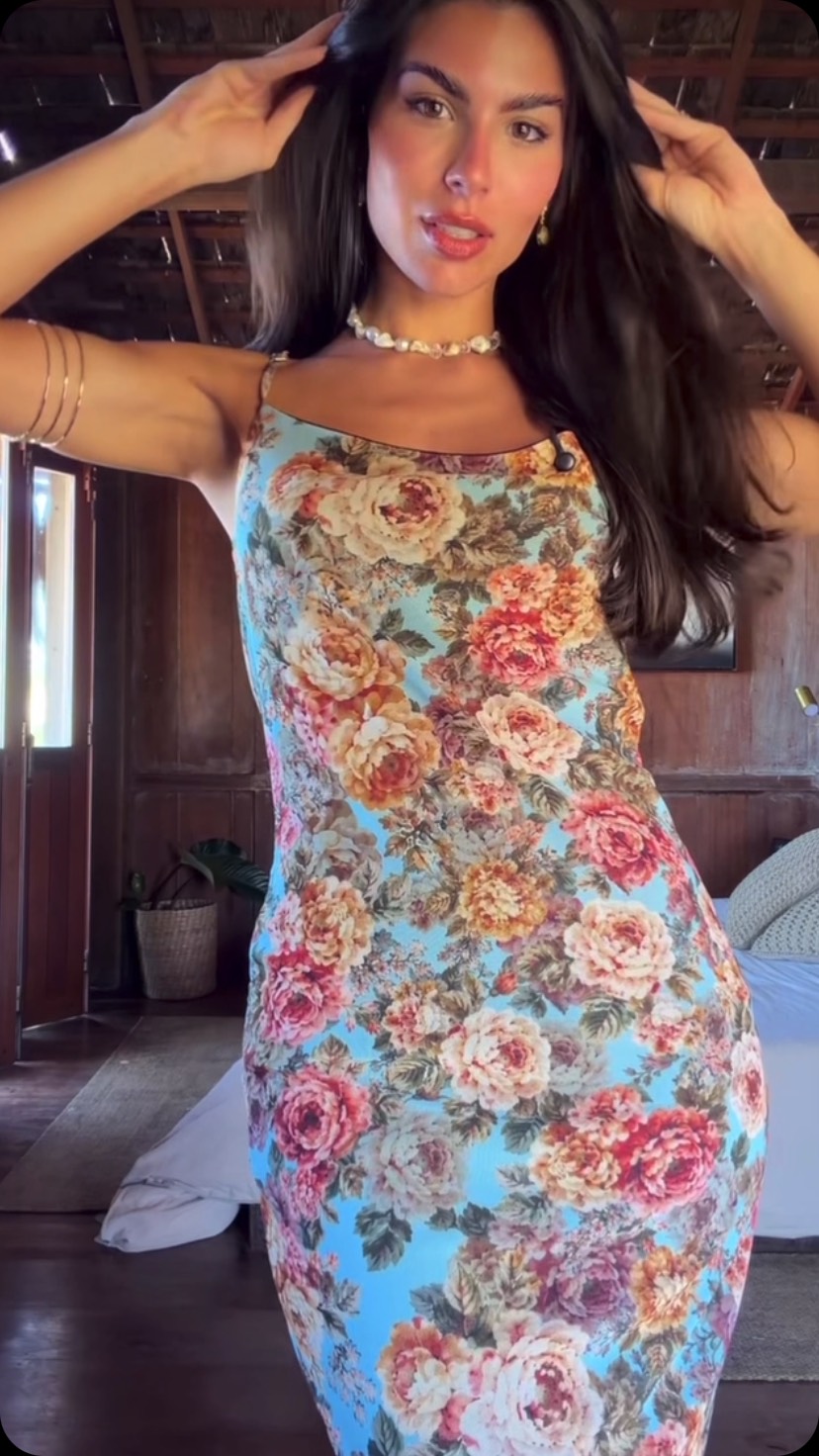 Sabe aquele vestido que transforma o seu dia? Uma estampa floral vibrante, cores apaixonantes e um caimento impecável que valoriza a sua silhueta. 💖
📦 Garanta já o seu! Chame a gente no WhatsApp ou acesse nosso site pelo link da bio para fazer seu pedido.