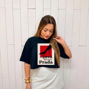 T-Shirt Cropped Devil Wears Preto